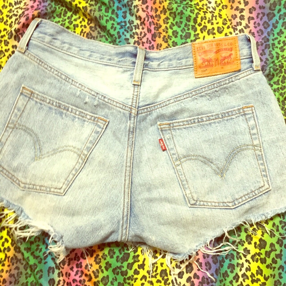 Levi’s red tab cut off frayed denim jean shorts
